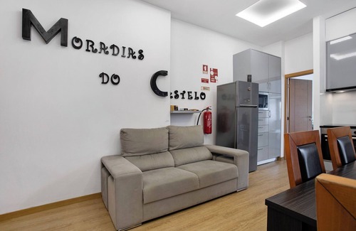 Nossa Senhora das Misericordias House | Holiday Home 'Castelos Amarelo' with Private Pool, Wi-Fi and Air Conditioning