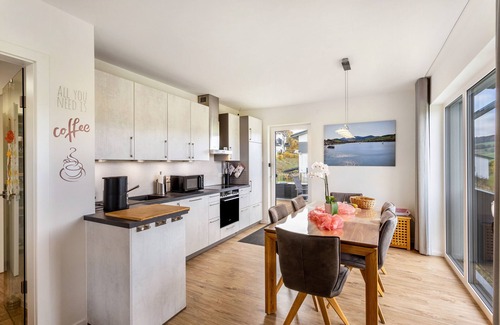 Heringhausen House | Holiday Home 'Catharina' with Lake View, Private Terrace and Wi-Fi