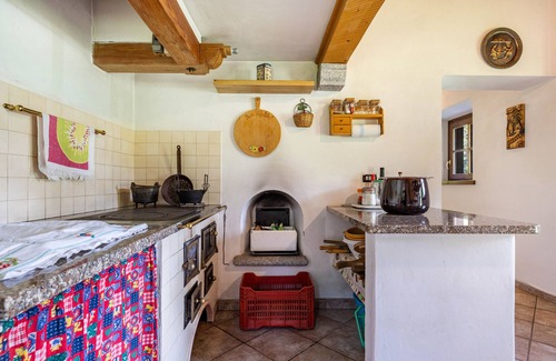 Borgo Lares Cabin | Holiday Home 'Cechin' with Mountain View, Private Garden and Balcony