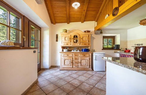 Borgo Lares Cabin | Holiday Home 'Cechin' with Mountain View, Private Garden and Balcony