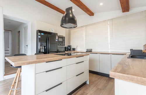 Sollies-Toucas House | Holiday Home 'Charmante Villa Necsilia' with Mountain View, Wi-Fi and Air Conditioning