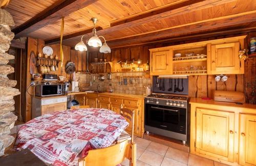 Queige Ski Chalet | Holiday Home "Chalet d'Alpage Authentique" with Wi-Fi