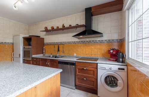 La Adrada Ski Chalet | Holiday Home 'Chalet El Castillo' with Private Pool, Wi-Fi and Air Conditioning