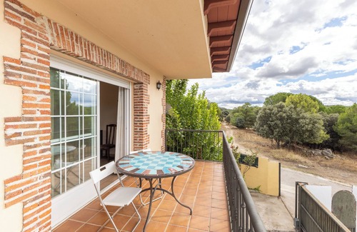 La Adrada Ski Chalet | Holiday Home 'Chalet El Castillo' with Private Pool, Wi-Fi and Air Conditioning