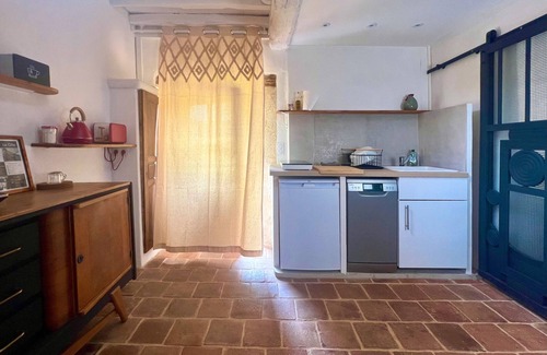 Cumont House | Holiday Home 'Château Des Fours' with Private Terrace, Shared Garden and Wi-Fi