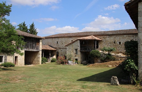 Cumont House | Holiday Home 'Château Des Fours' with Private Terrace, Shared Garden and Wi-Fi