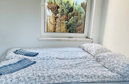Favoriten House | Holiday Home "Cheerful Tiny House" with Private Garden