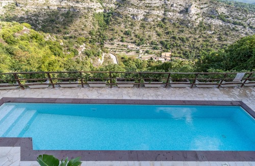 Ragusa House | Holiday Home 'Chibao House' with Private Pool, Mountain View, Garden & Wi-Fi