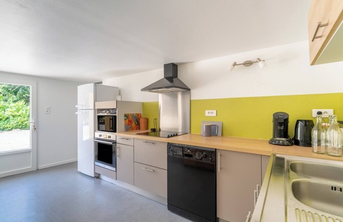 Malaucene House | Holiday Home 'Coin De Paradis Au Mont Ventoux' with Private Terrace, Wi-Fi and Air Conditioning