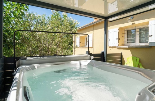 Malaucene House | Holiday Home 'Coin De Paradis Au Mont Ventoux' with Private Terrace, Wi-Fi and Air Conditioning