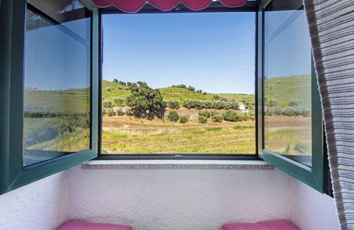 Santa Marta de Penaguiao House | Holiday Home 'Countryside House For Nature Lovers' with Mountain View and Air Conditioning