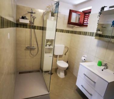 Cove Rogacic House | Holiday Home Cvitka
