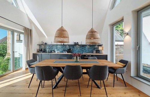 Gleisweiler House | Holiday Home 'Das Alte Pfarrhaus - Scheune' with Shared Terrace and Wi-Fi
