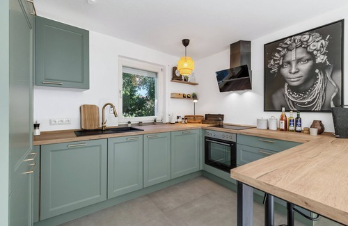 Krumbach House | Holiday Home 'Living In A Park - The Park Lodge' with Private Terrace and Wi-Fi