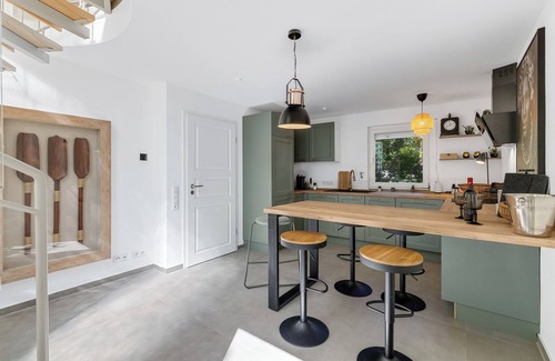 Krumbach House | Holiday Home 'Living In A Park - The Park Lodge' with Private Terrace and Wi-Fi