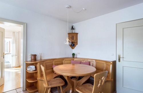 Neuhaus House | Holiday Home 'Bergblick' with Mountain View, Garden & Wi-Fi