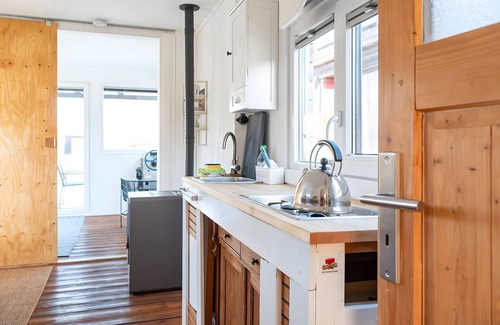 Neuland House | Holiday Home 'Dein Hausboot Wilma In Hamburg' with Private Terrace and Wi-Fi