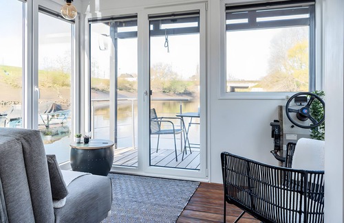 Neuland House | Holiday Home 'Dein Hausboot Wilma In Hamburg' with Private Terrace and Wi-Fi
