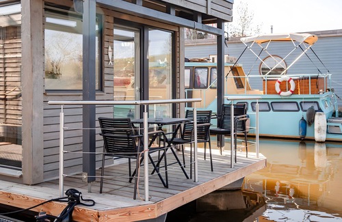 Neuland House | Holiday Home 'Dein Hausboot Wilma In Hamburg' with Private Terrace and Wi-Fi