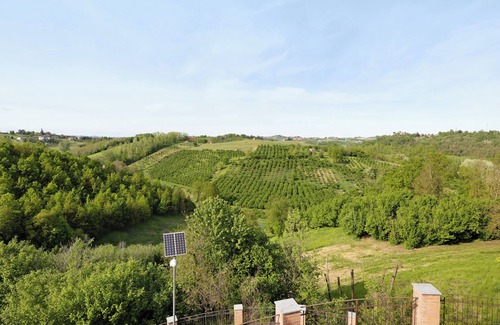 Portacomaro House | Holiday Home 'Dello Zio Birba' with Balcony and Wi-Fi