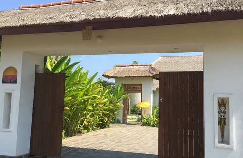 Gerokgak Villa | Holiday home directly on the north Bali beach, including staff
