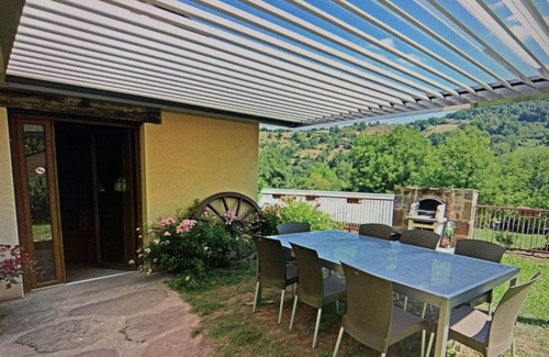 Villecomtal House | Holiday Home 'Domaine De Jouani - Pergola' with Shared Pool, Private Terrace and Wi-Fi