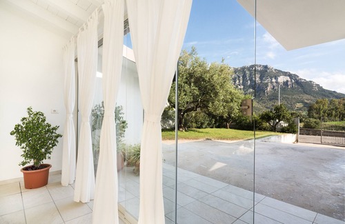 Irgoli House | Holiday Home 'Domo Bonaeras' with Mountain View, Wi-Fi and Air Conditioning