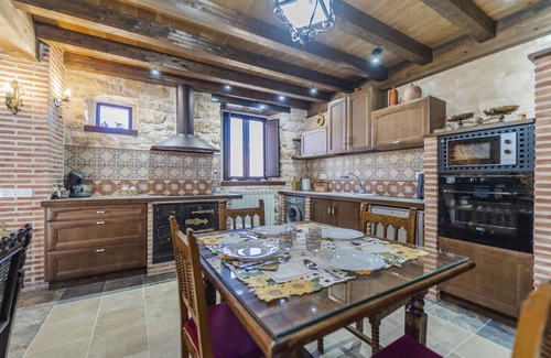 Moral de Hornuez House | Holiday Home 'El Rincón De Hornuez' with Mountain View, Balcony and Wi-Fi