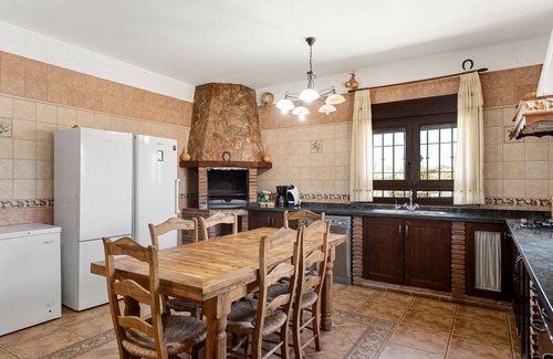 Almogia House | Holiday Home 'El Desafío De Las Águilas' with Lake View, Wi-Fi and Air Conditioning