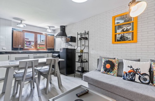 Soto de Cangas House | Holiday Home 'El Floreu De Remis' with Private Terrace, Private Garden and Wi-Fi