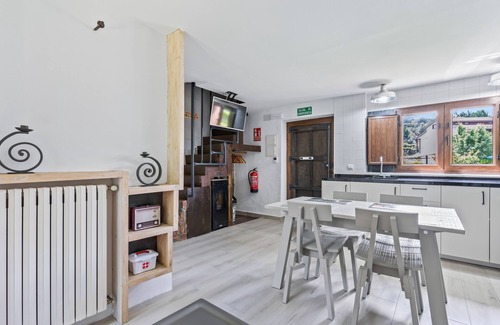 Soto de Cangas House | Holiday Home 'El Floreu De Remis' with Private Terrace, Private Garden and Wi-Fi