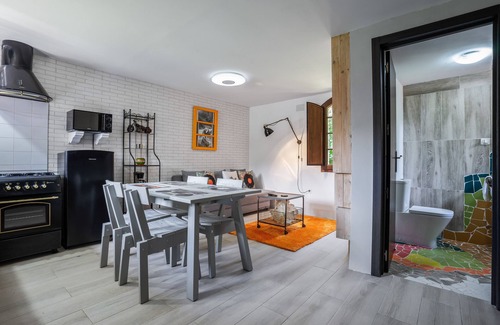 Soto de Cangas House | Holiday Home 'El Floreu De Remis' with Private Terrace, Private Garden and Wi-Fi