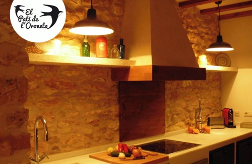 Els Ibarsos House | Holiday Home 'El Patio De Loroneta' with Mountain View, Shared Pool and Wi-Fi
