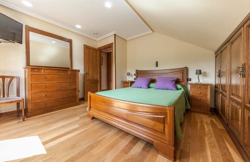 Sevares House | Holiday Home 'El Pongallin' with Lake View, Private Terrace and Wi-Fi