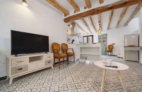 Tivissa House | Holiday Home 'El Racó De Les Escales' with Balcony, Wi-Fi and Air Conditioning