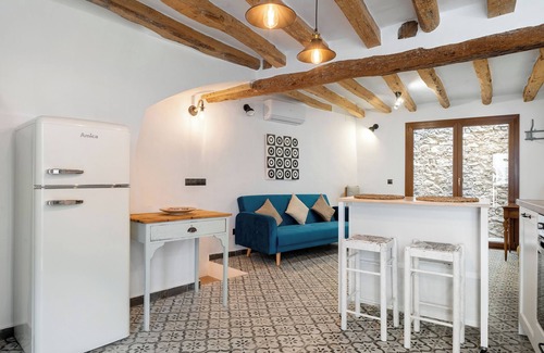 Tivissa House | Holiday Home 'El Racó De Les Escales' with Balcony, Wi-Fi and Air Conditioning