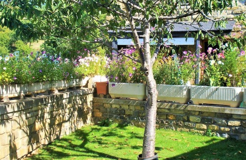 Castiello de Jaca House | Holiday Home 'La Casa De Luis' with Mountain View, Private Terrace and Wi-Fi