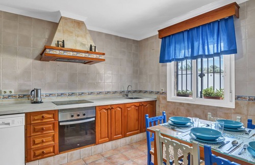 El Palmar House | Holiday Home 'Casa Juan Y Josefa El Palmar' with Private Terrace, Wi-Fi and Air Conditioning