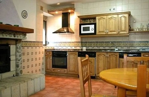 Rabanera del Pinar Apartment | Holiday Home 'Casa Rural Los Roblones' with Private Terrace and Private Garden