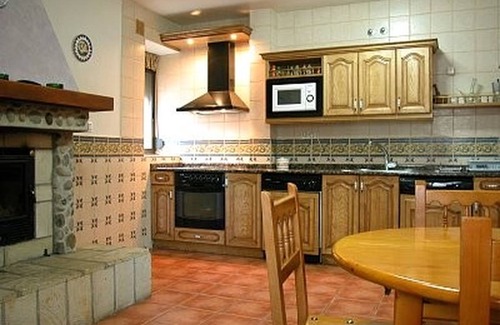 Rabanera del Pinar Apartment | Holiday Home 'Casa Rural Los Roblones' with Private Terrace and Private Garden