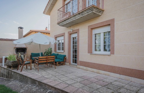 San Millan de Lara House | Holiday Home 'San Pelayo' with Mountain View, Shared Pool and Private Terrace