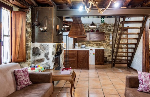 Villar de Corneja House | Holiday Home 'La Cantina' with Mountain View