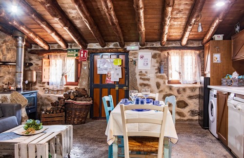 Villar de Corneja House | Holiday Home 'La Cuadra' with Mountain View