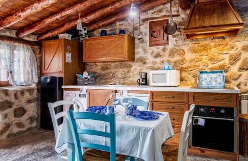 Villar de Corneja House | Holiday Home 'La Cuadra' with Mountain View