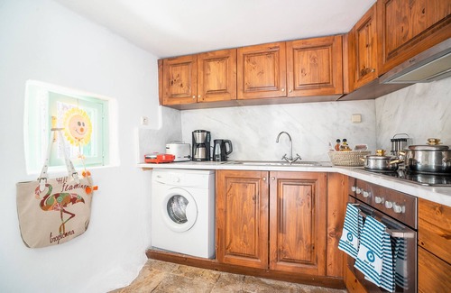 Psinthos House | Holiday Home 'Fedra's Traditional House' with Terrace, Garden & Wi-Fi