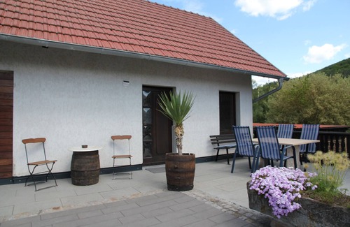 Melkers House | Holiday Home 'Felsenblick' with Mountain View, Shared Terrace and Shared Garden