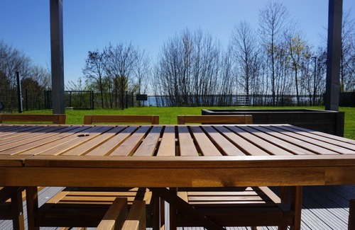 Muldestausee House | Holiday Home 'Ferienhaus Schlossterrassen 4b' with Lake View, Private Terrace and Wi-Fi