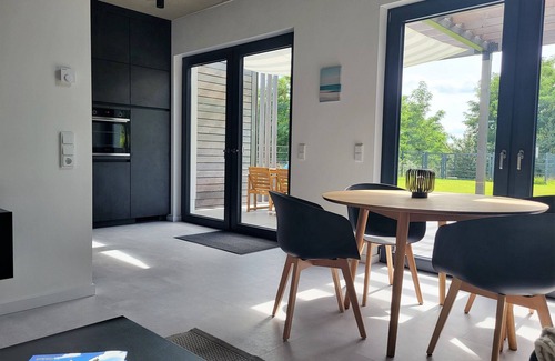 Muldestausee House | Holiday Home 'Ferienhaus Schlossterrassen 4a' with Lake View, Private Terrace and Wi-Fi