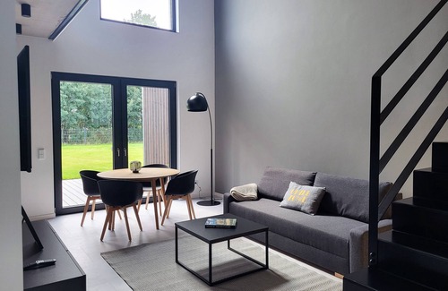 Muldestausee House | Holiday Home 'Ferienhaus Schlossterrassen 4a' with Lake View, Private Terrace and Wi-Fi