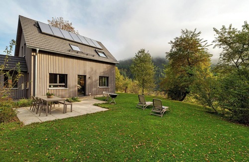 Huzenbach House | Holiday Home 'Ferienhaus Lug Ins Tal' with Mountain View, Private Terrace and Wi-Fi